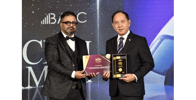 ประธานเจ้าหน้าที่บริหาร การบินไทย รับรางวัล Pride of Asia - Industry`s No 1 Thailand Edition